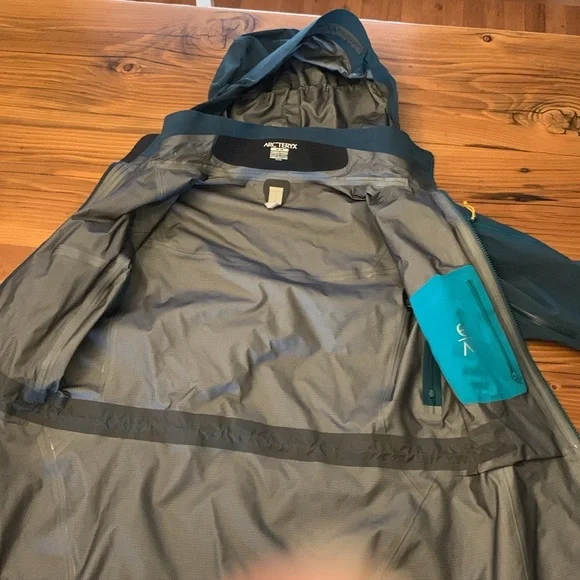 Arc’teryx Alpha AR hardshell hoody, size M, EUC - Picture 7 of 13